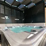 An & Lu With Rooftop Jacuzzi *