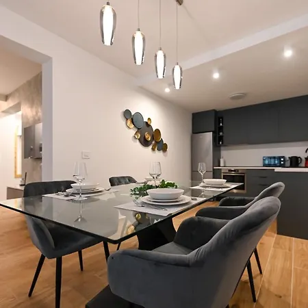 An & Lu With Rooftop Jacuzzi Задар