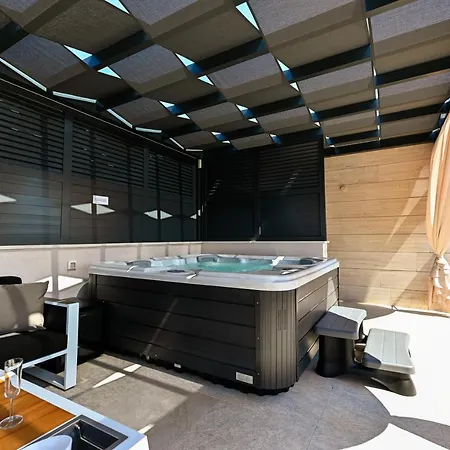 An & Lu With Rooftop Jacuzzi Apartment *