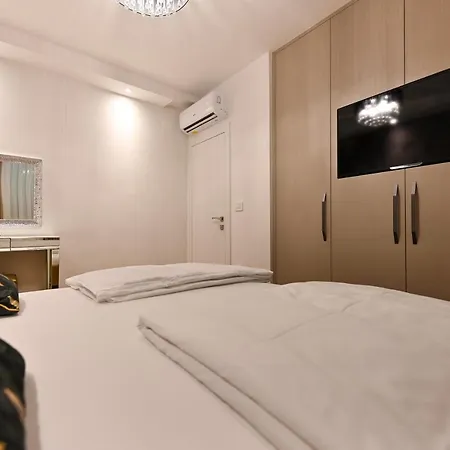 An & Lu With Rooftop Jacuzzi Задар