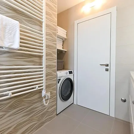 An & Lu With Rooftop Jacuzzi Задар