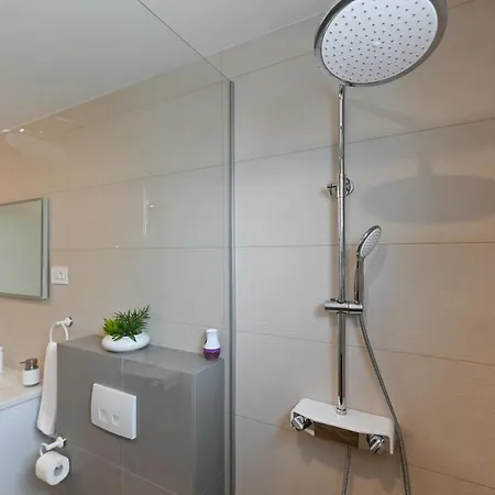 An & Lu With Rooftop Jacuzzi Задар