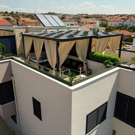 An & Lu With Rooftop Jacuzzi Задар