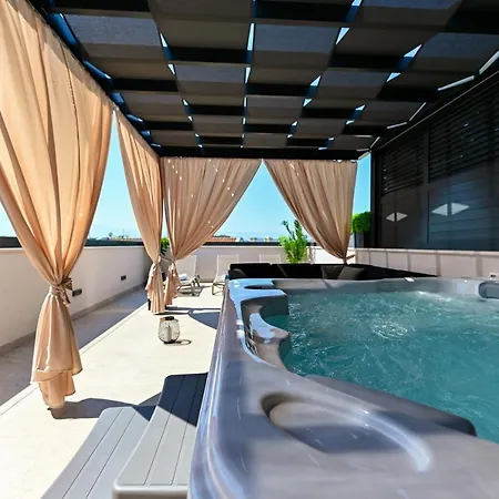 An & Lu With Rooftop Jacuzzi Задар