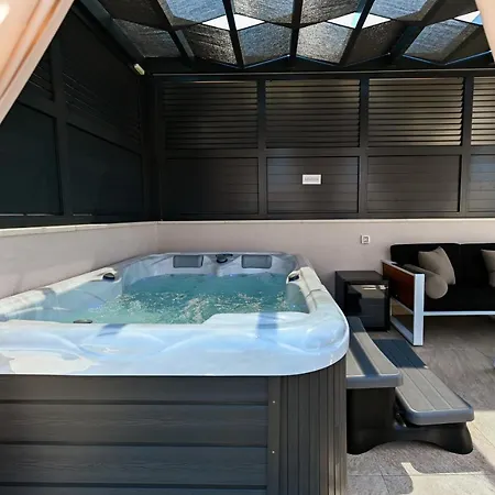 An & Lu With Rooftop Jacuzzi Apartment