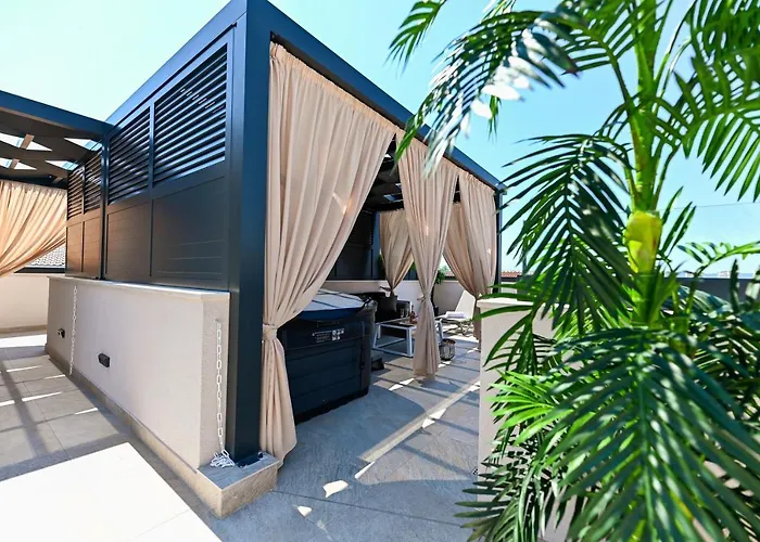 An & Lu With Rooftop Jacuzzi *