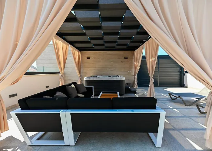 An & Lu With Rooftop Jacuzzi *