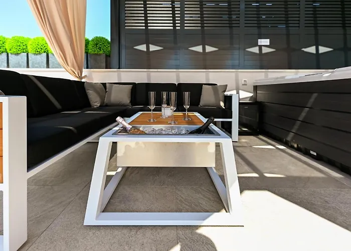 An & Lu With Rooftop Jacuzzi Apartman *