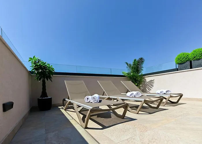 An & Lu With Rooftop Jacuzzi *