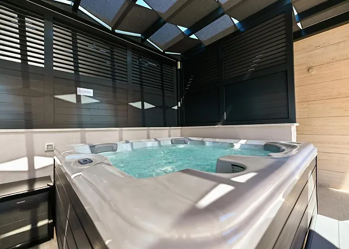 An & Lu With Rooftop Jacuzzi *