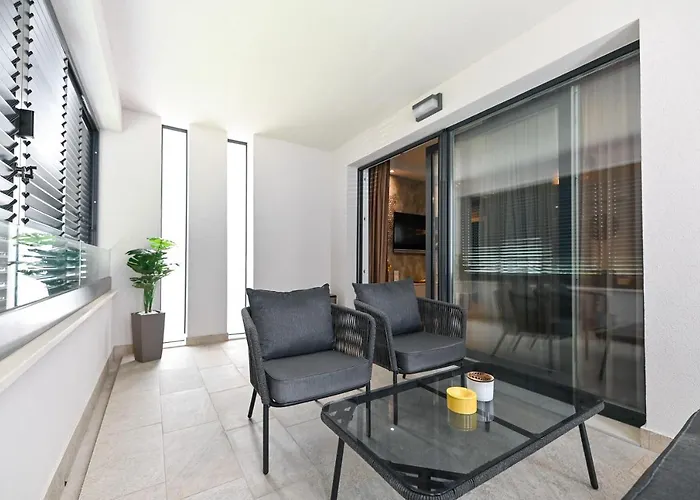 An & Lu With Rooftop Jacuzzi *